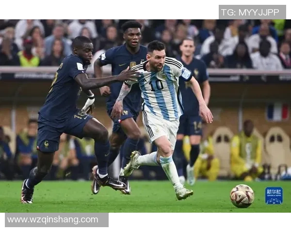 昔日足坛巨星再聚首 昔日英姿难掩如今幸福发福模样